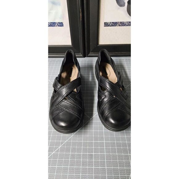 Clarks Leather Femes Criss Cross Black Shoes cushioned SZ‎ 7.5M - Picture 1 of 14